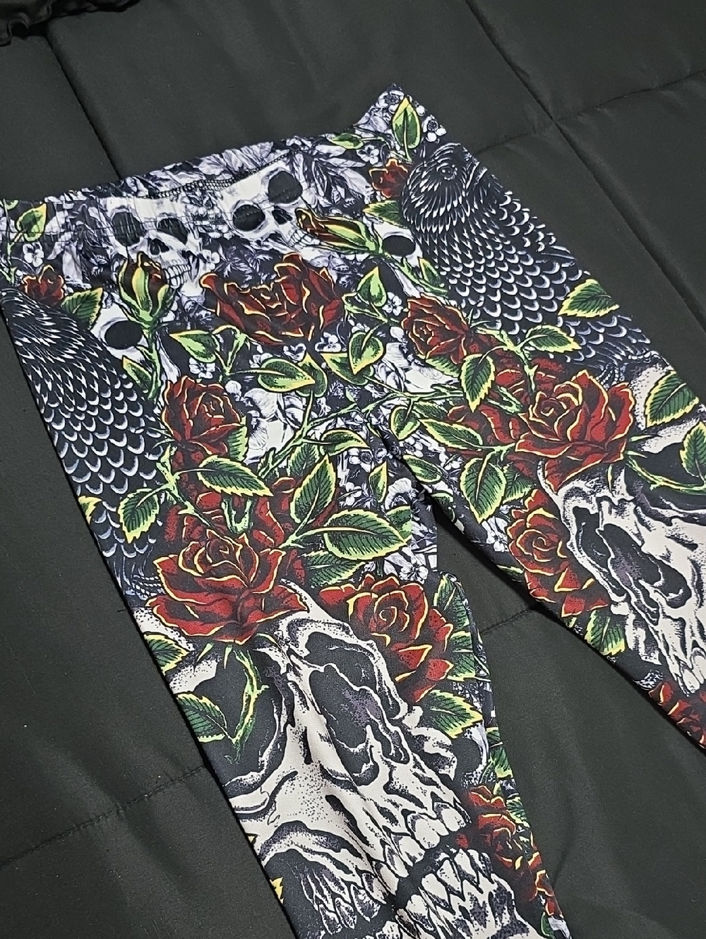 Skull & Rose Graphic Leggings - Black Red Green